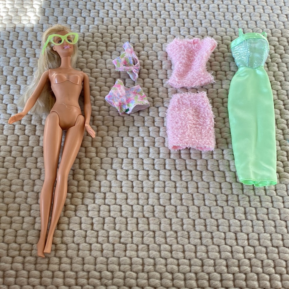 Barbie with Flex Waist from 1999 including 7 items in EXCELLENT CONDITION!
